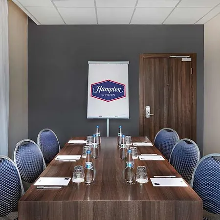 Готель Hampton By Hilton Centre 3*