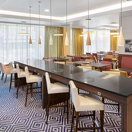 Hampton By Hilton Centre Готель